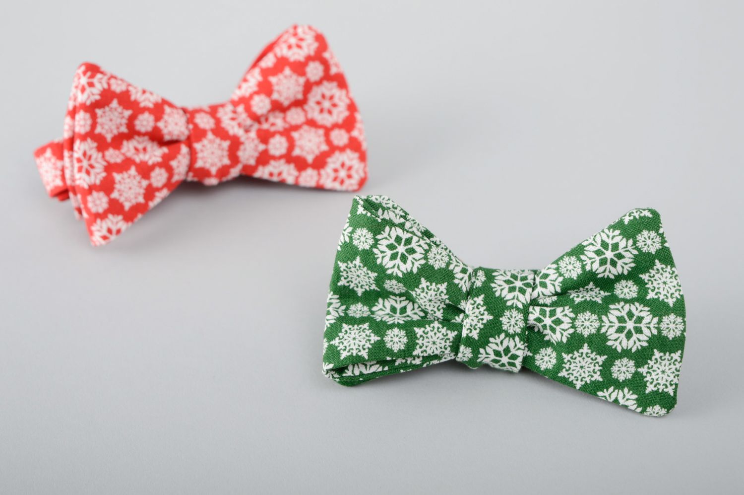 Green fabric bow tie with snowflakes photo 5