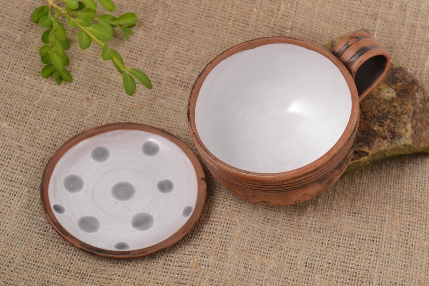 Tasse und Untertasse Ton Geschirr schönes handgemachtes Geschirr Keramik Tasse  foto 1