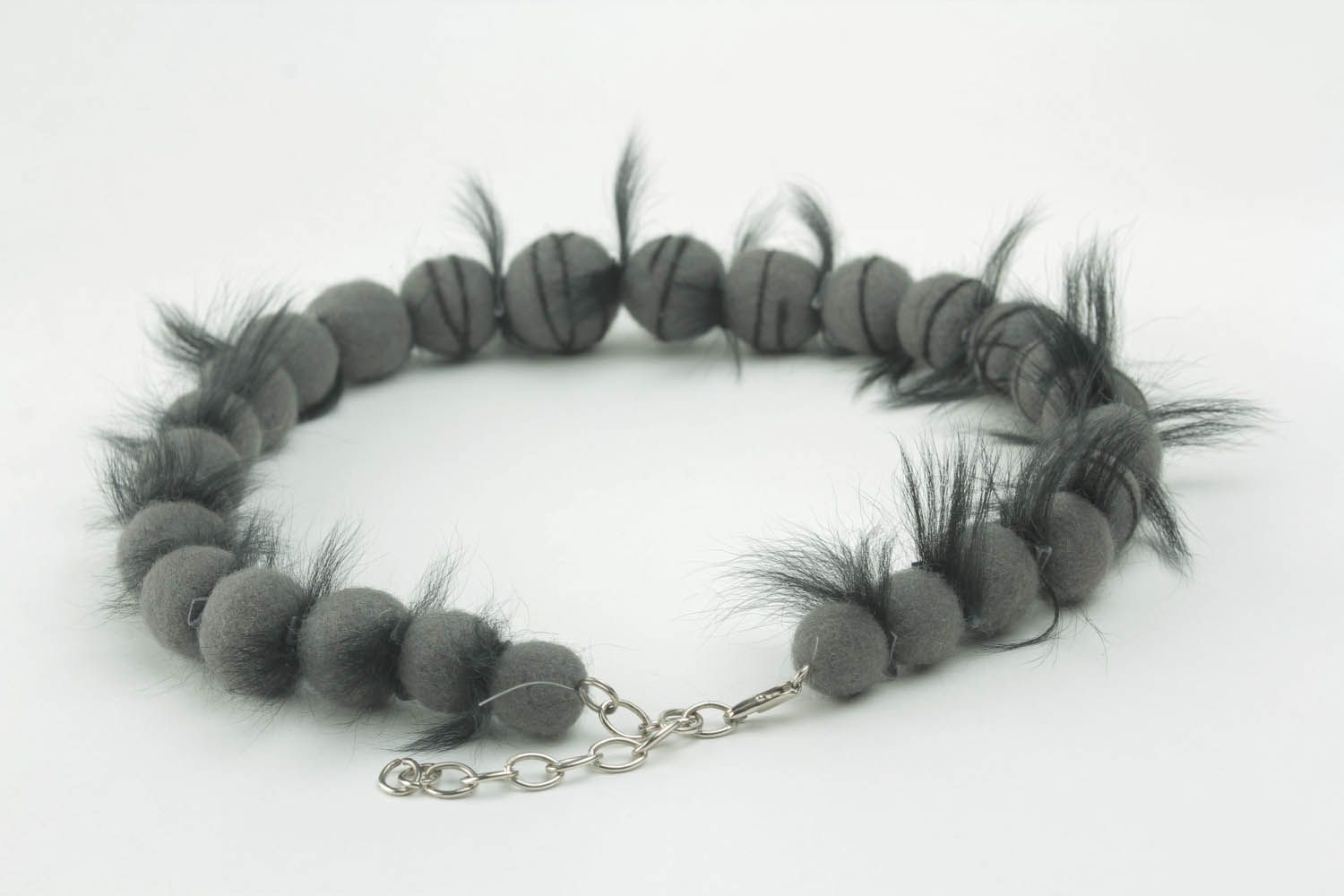 Woolen bead necklace with feathers photo 2