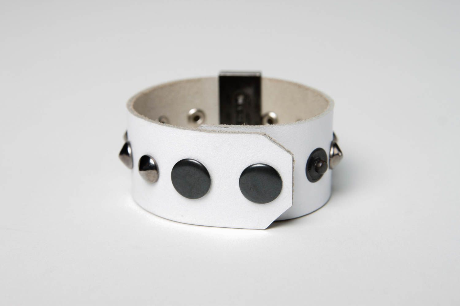 Bracelet cuir fait main Bracelet design blanc large rivets Accessoire en cuir photo 5