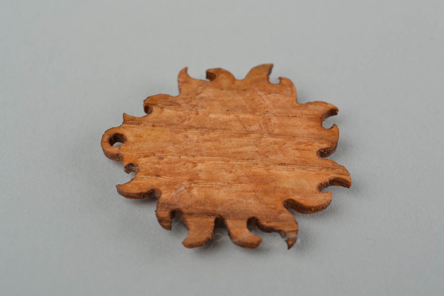 Круглый деревянный оберег ручной работы в виде кулона Коловрат в Солнце фото 5