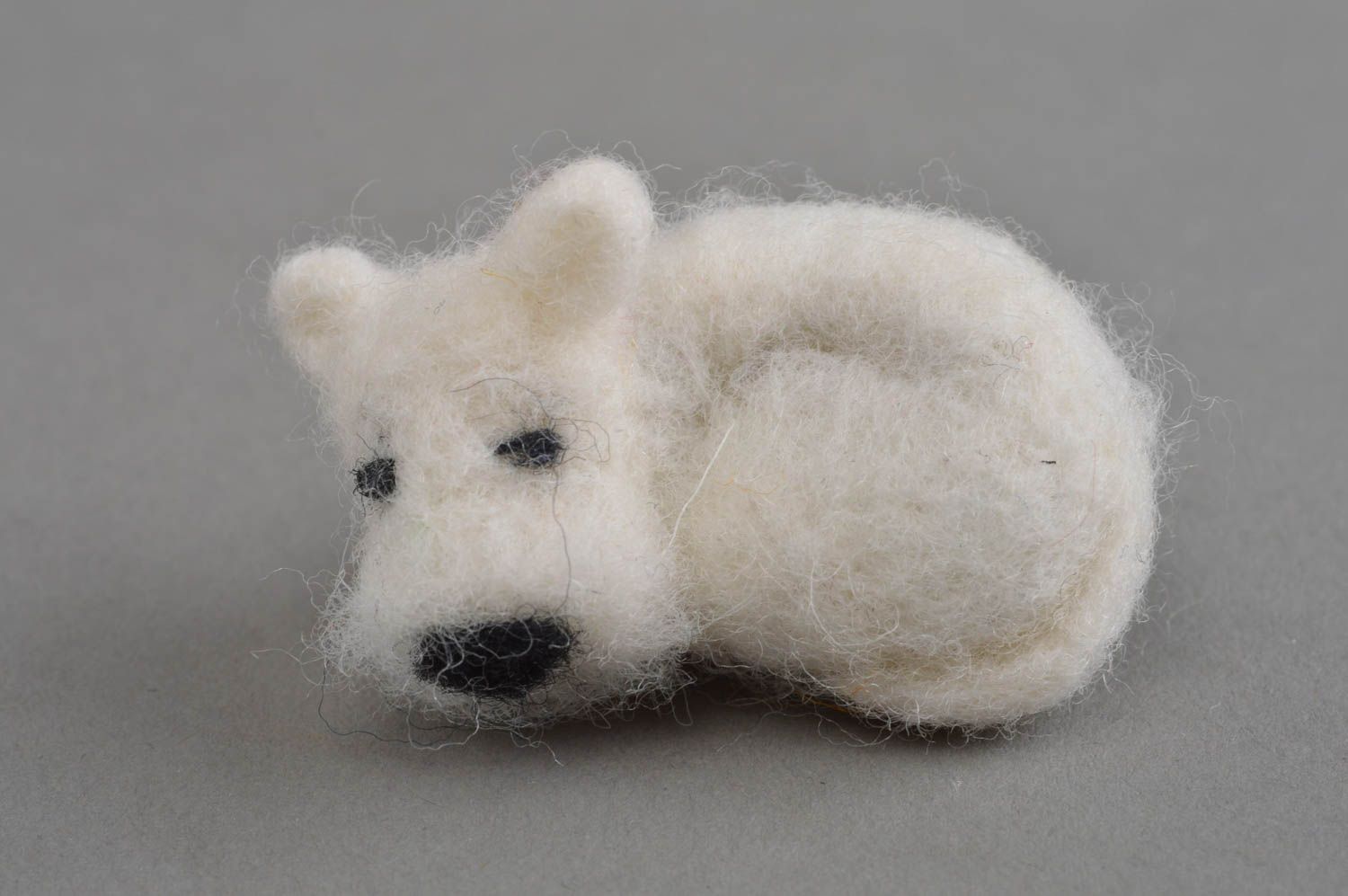 Broche blanche en laine naturelle faite main originale en forme de chien photo 2