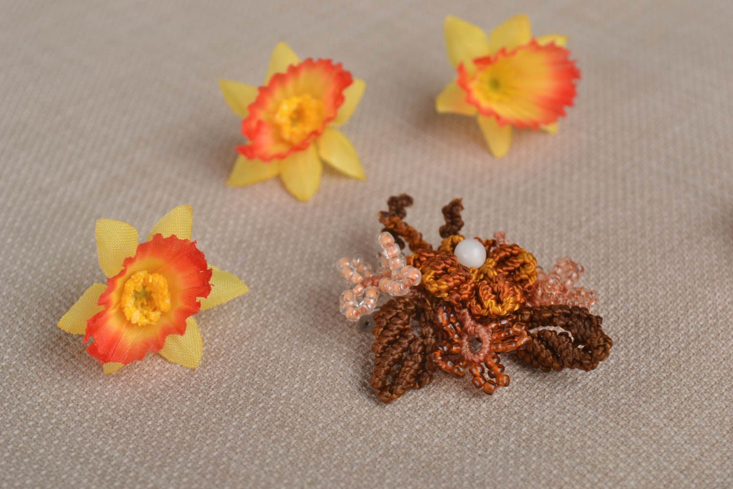 Broche fleur Bijou fait main marron en fils synthétiques macramé Cadeau femme photo 1