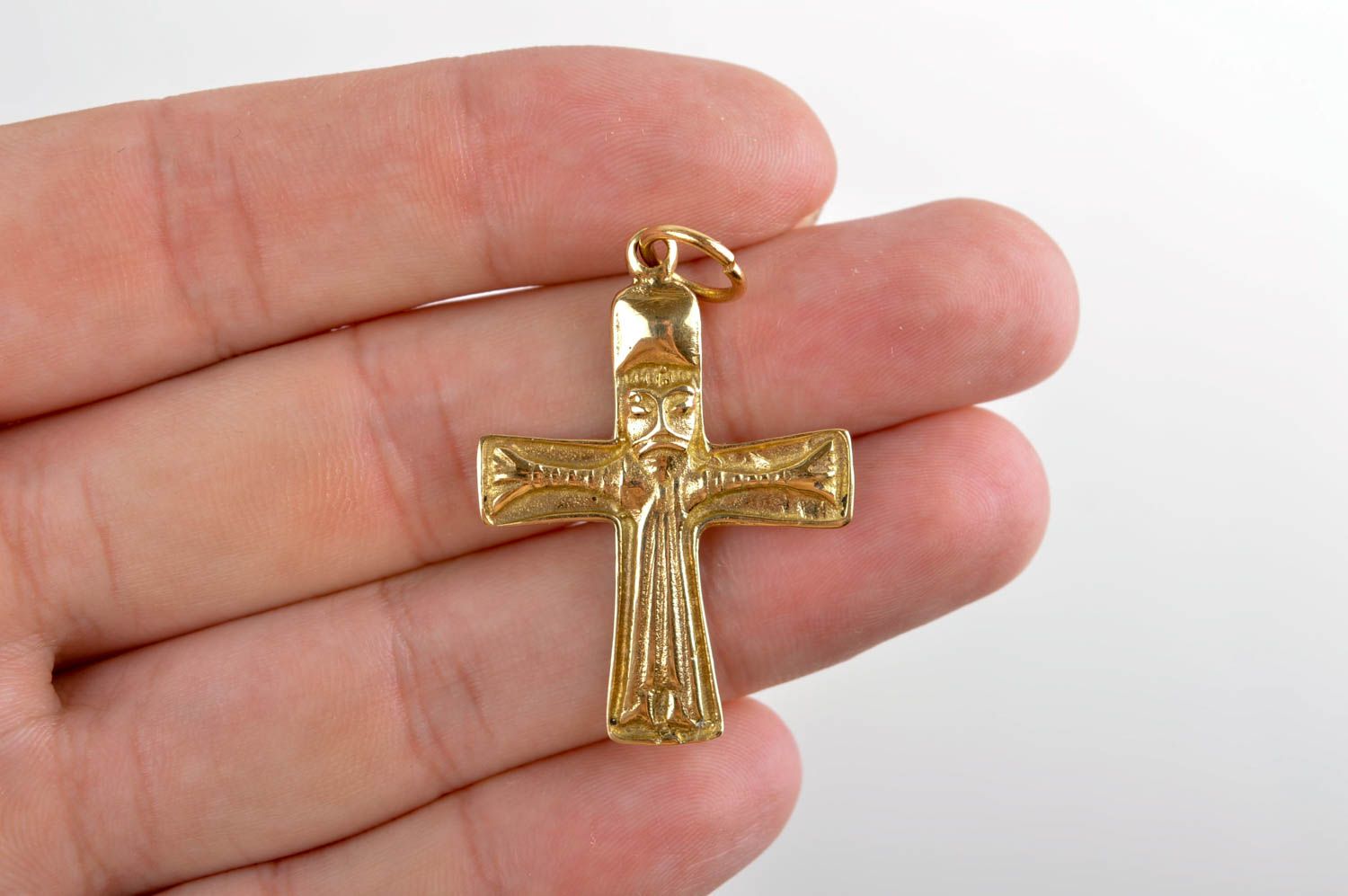 Cruz metálica dorada y pequeña hecha a mano regalo original accesorio religioso foto 5