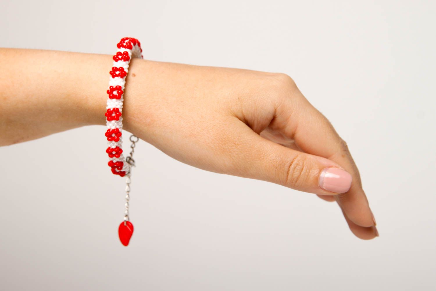 Bracelet perles rocaille Bijou fait main blanc à fleurs rouges Accessoire femme photo 2
