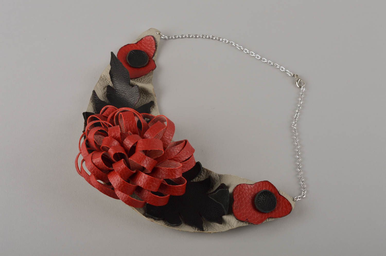 Collier en cuir Bijou fait main avec fleur rouge et chaîne Cadeau femme photo 4