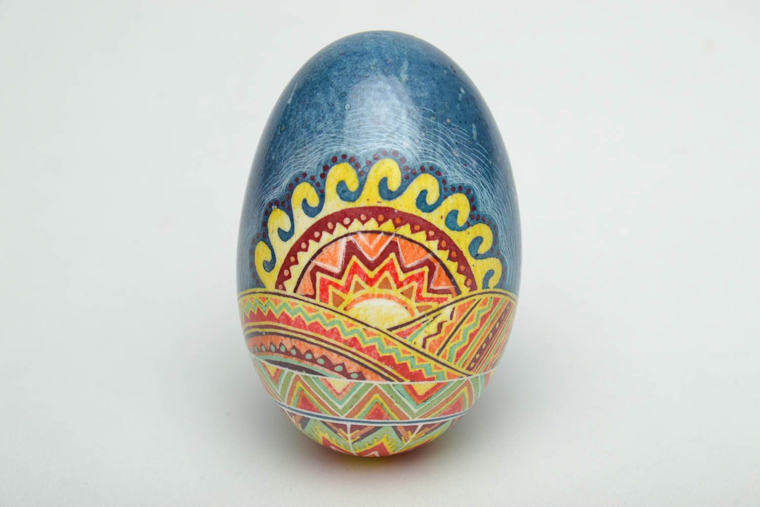 Huevo de Pascua en técnica de rasguño con paisaje rústico foto 3