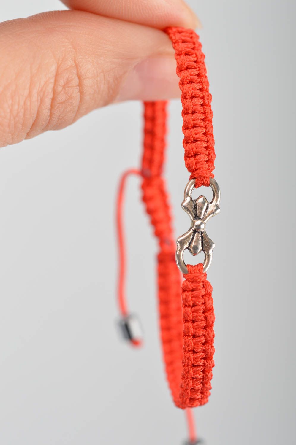 Bracelet fait main en fils de soie rouges fin avec nœud métallique bijou photo 3