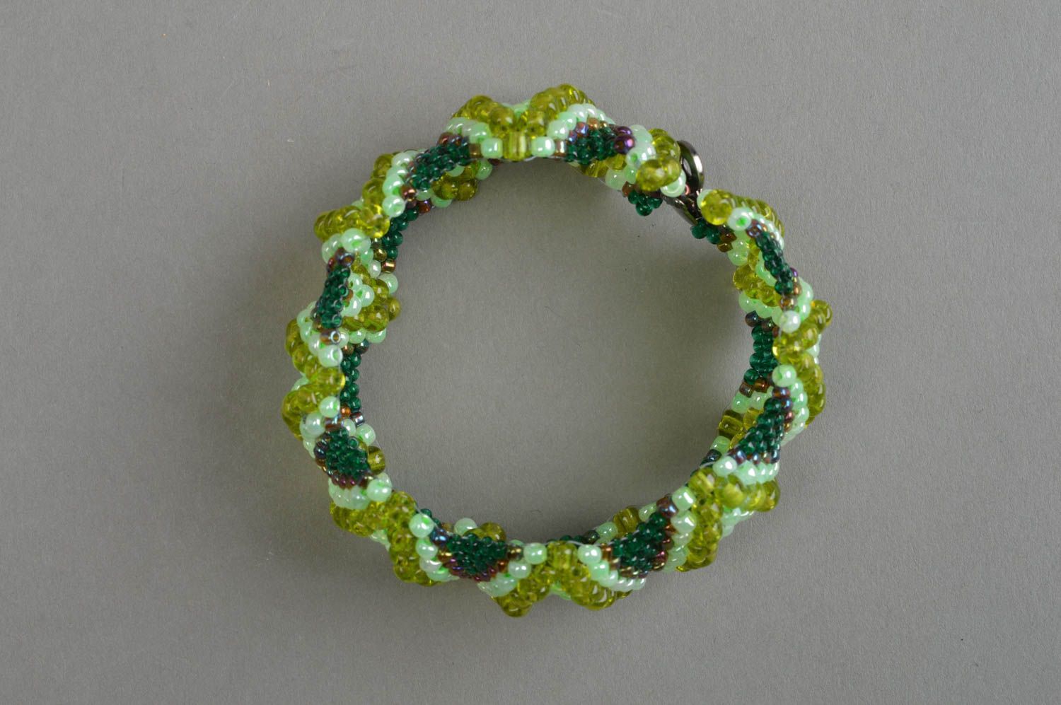 Breites grünes Armband aus Glasperlen originell künstlerische Handarbeit foto 2