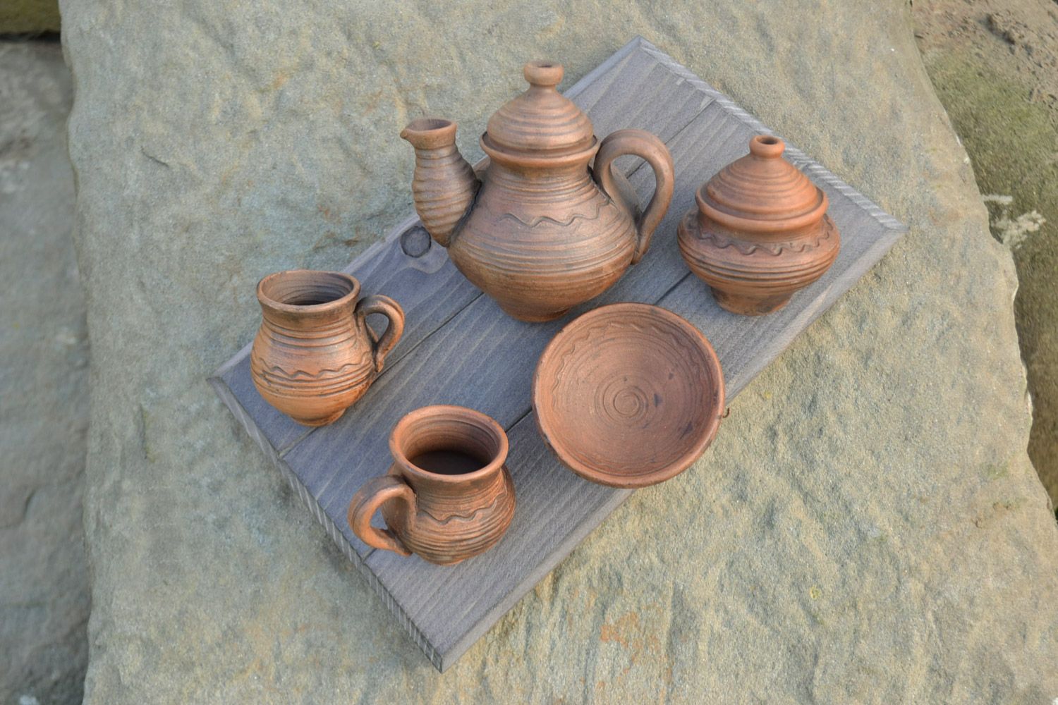 Объемное панно в виде деревянной доски с глиняной посудой объемное ручной работы фото 1