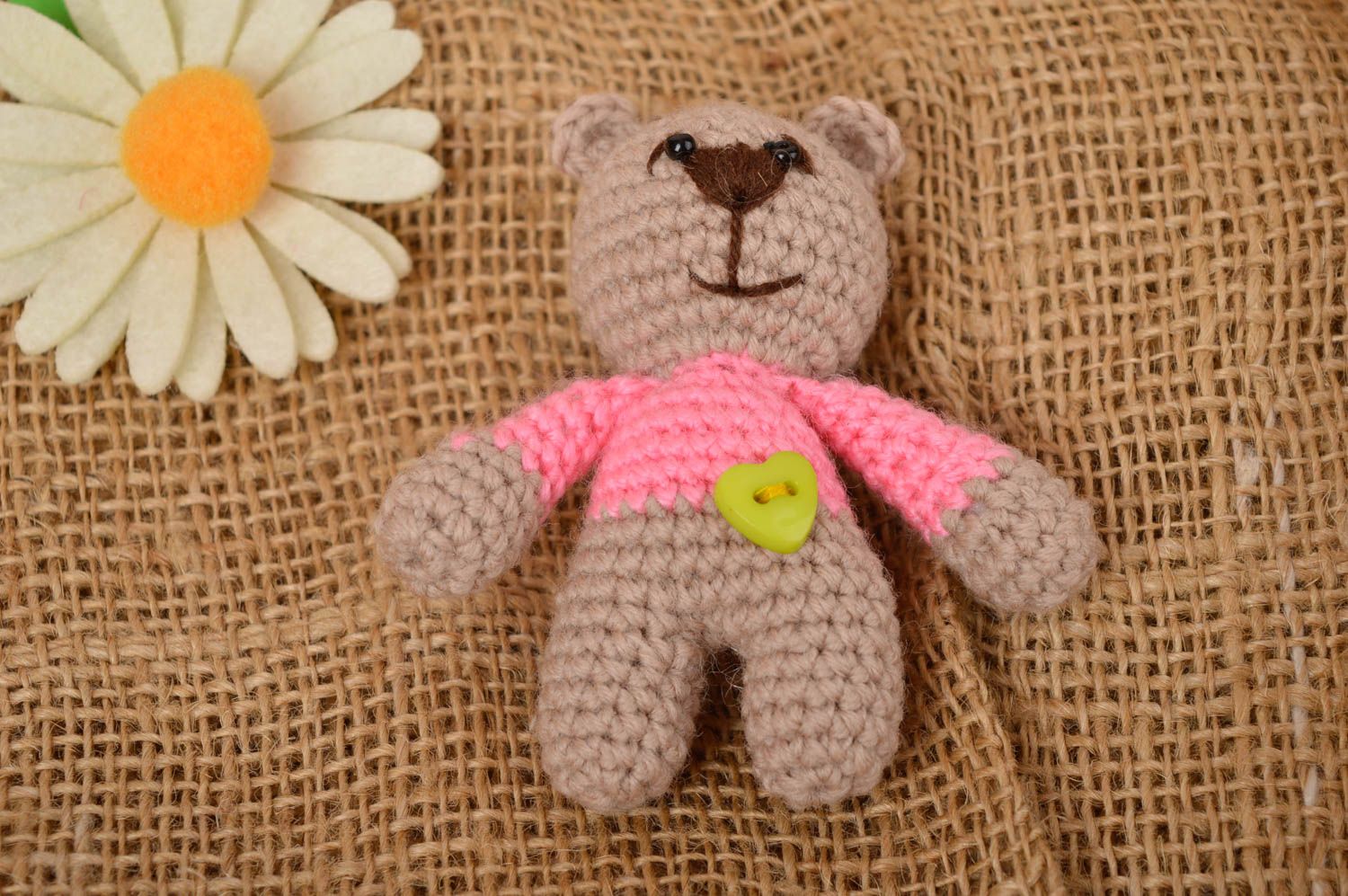 Handmade Kuscheltier Bär Geschenk für Kinder gehäkeltes Spielzeug klein im Pulli foto 1