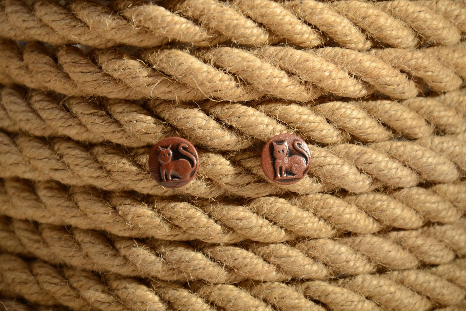 Серьги из коричневой глины с росписью цветными эмалями гвоздики пусеты с котиками фото 1