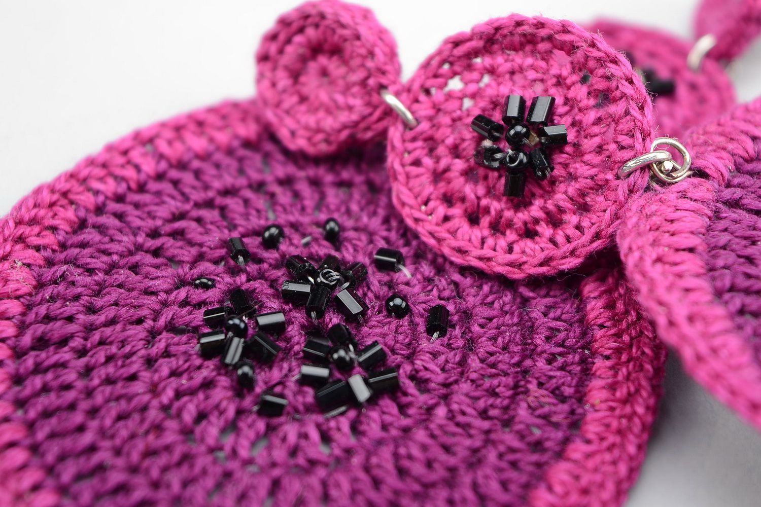 Brincos roxos tricotados foto 4