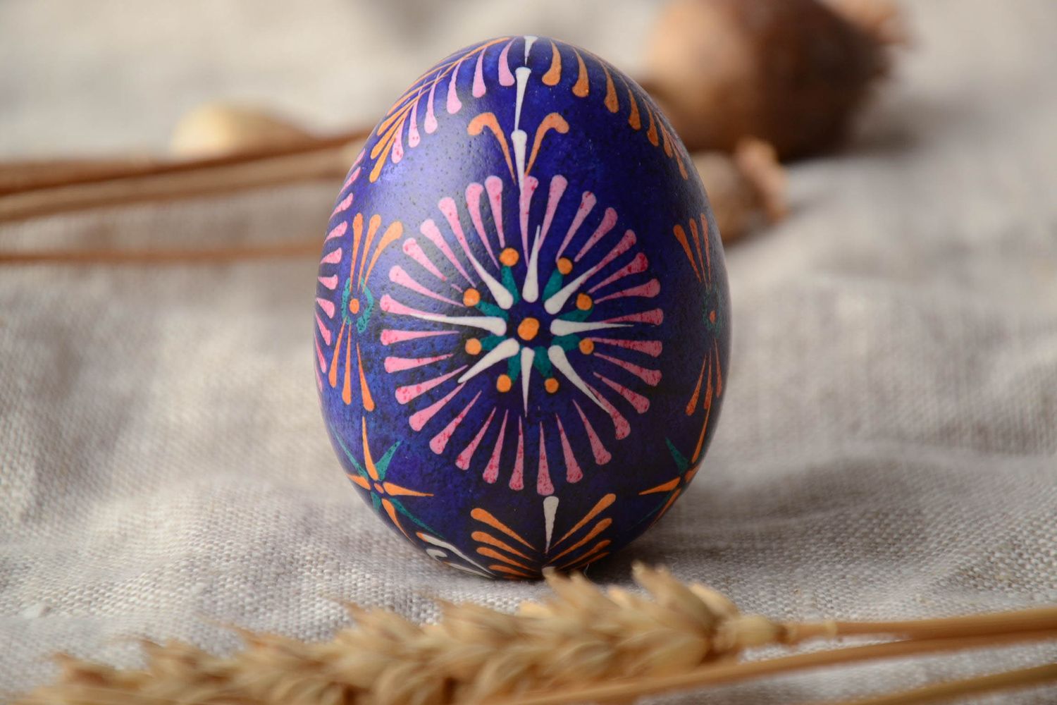 Oeuf de Pâques décoratif avec peinture lemkovienne traditionnelle photo 1