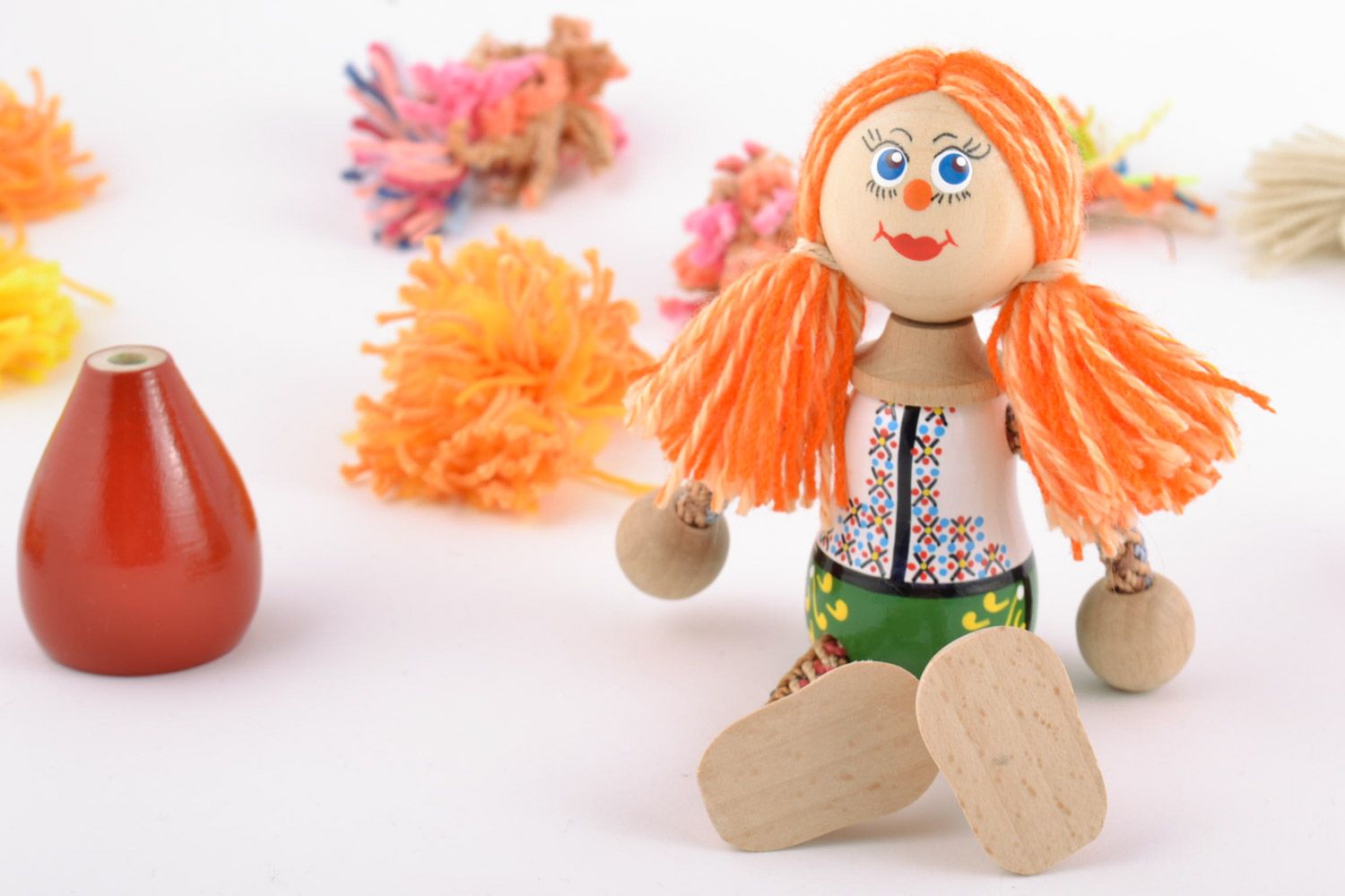Petite poupée en bois de hêtre faite main avec peinture Fille aux cheveux roux photo 1