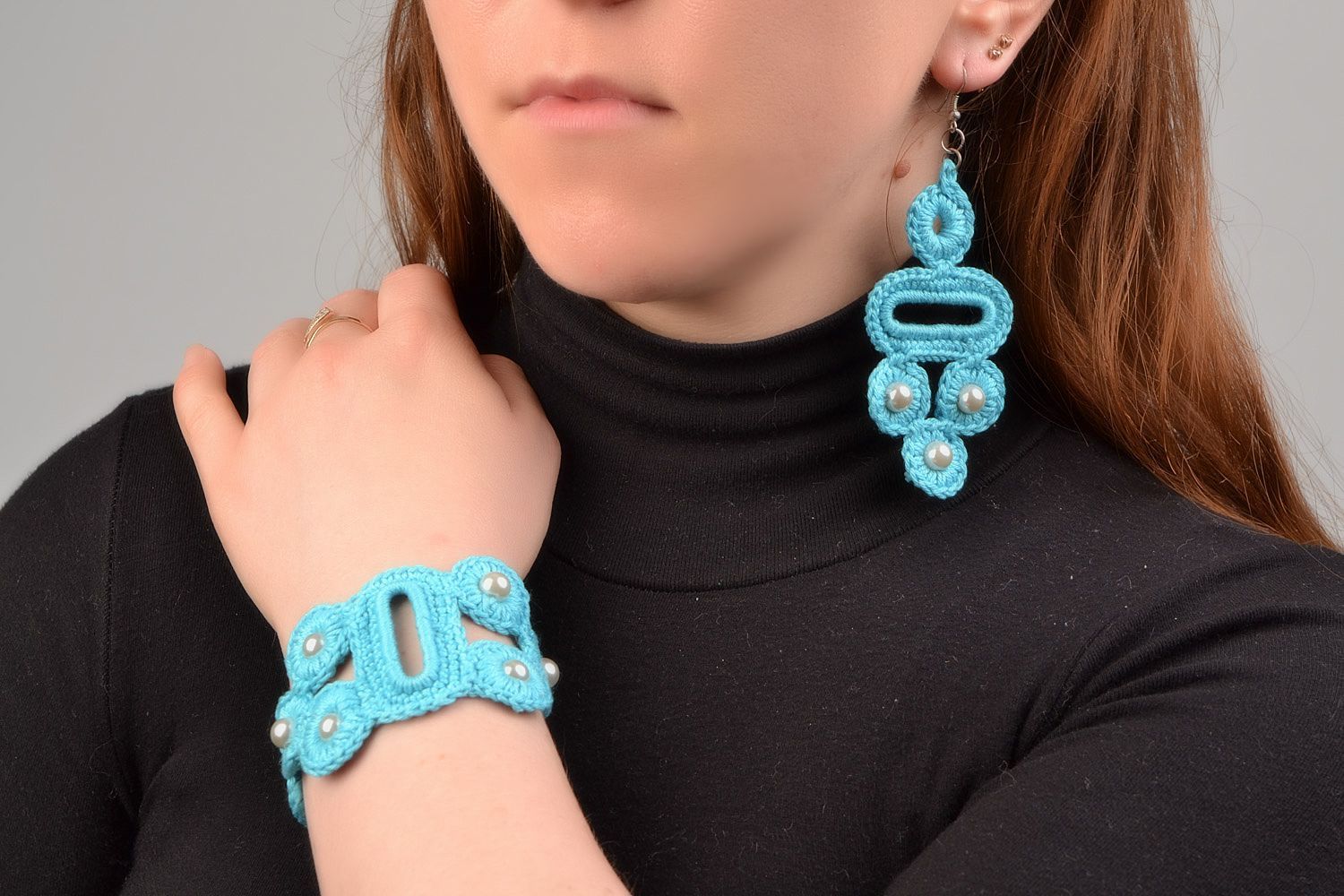Boucles d'oreilles et bracelet textiles fils de coton bleu ciel faits main photo 1