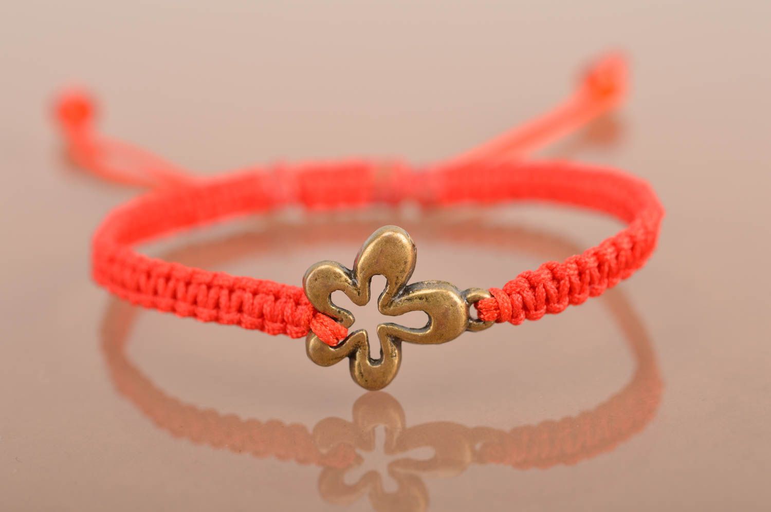 Bracelet en fils de soie rouge avec élément métallique fleur bijou pour été photo 2