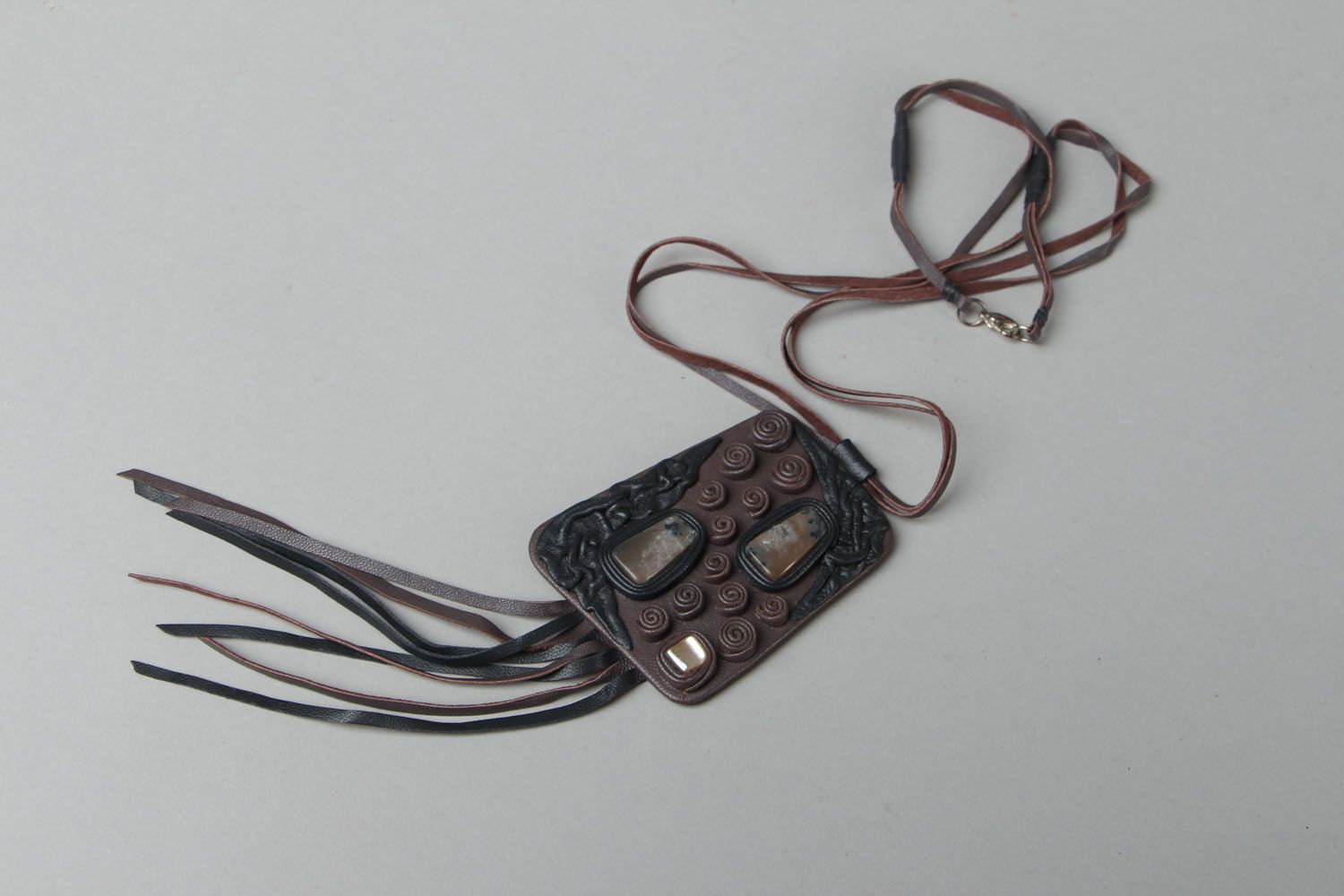 Leather pendant with agate and nacre photo 1