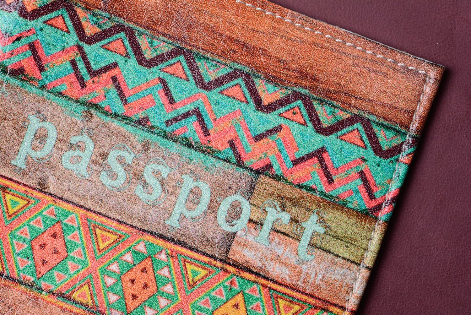 Couverture de passeport en cuir brune faite main à motifs imprimés ethniques photo 4
