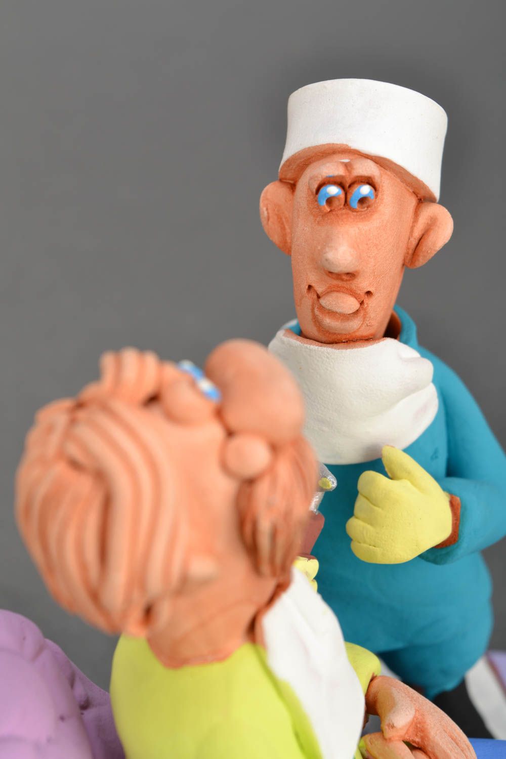 Figurine en terre cuite Dentiste avec patient photo 5