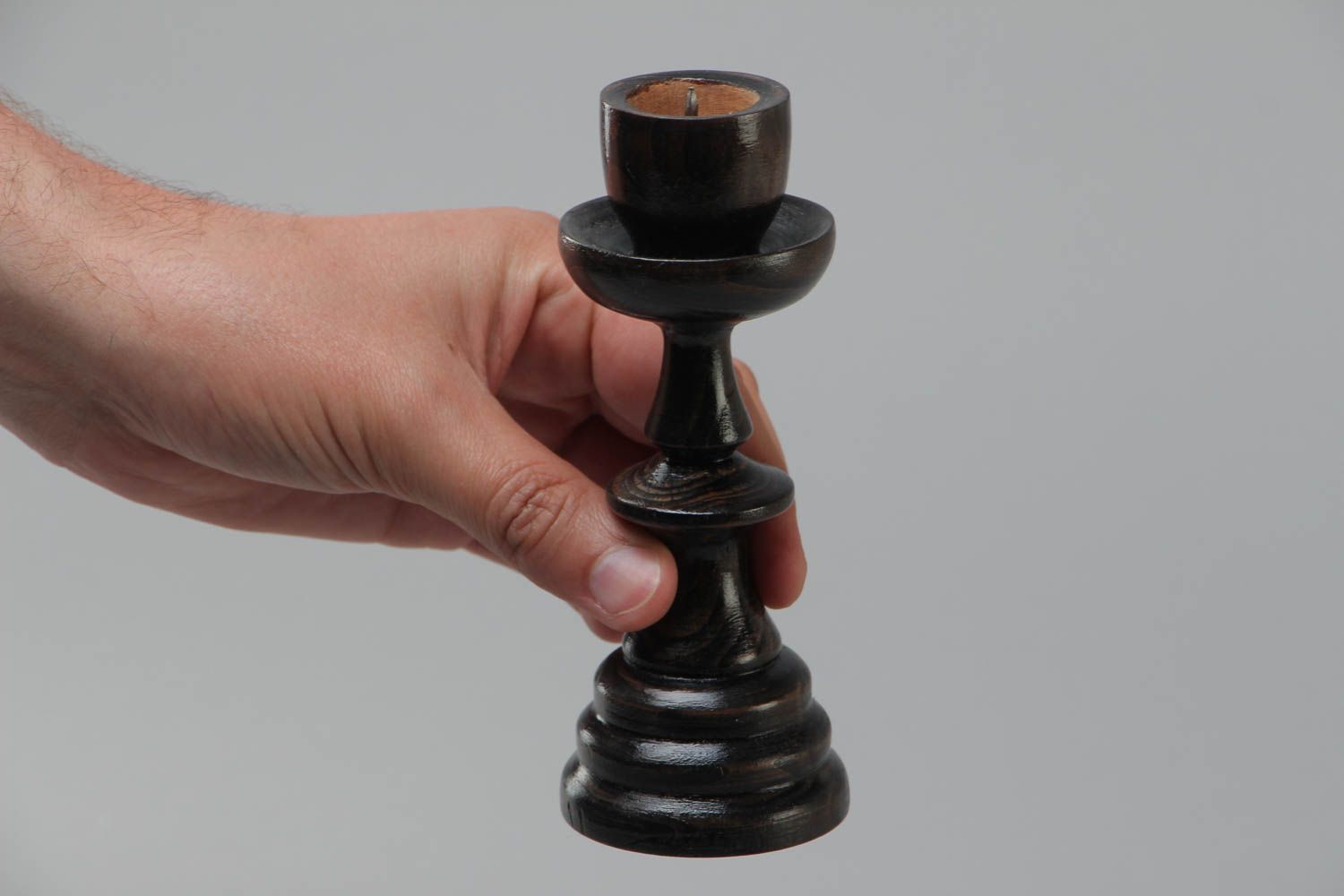 Candelero artesanal tallado de madera oscuro para una vela estrecha   foto 5