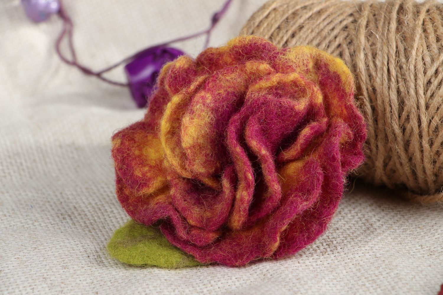 Woolen Brooch Rose bordeaux photo 4