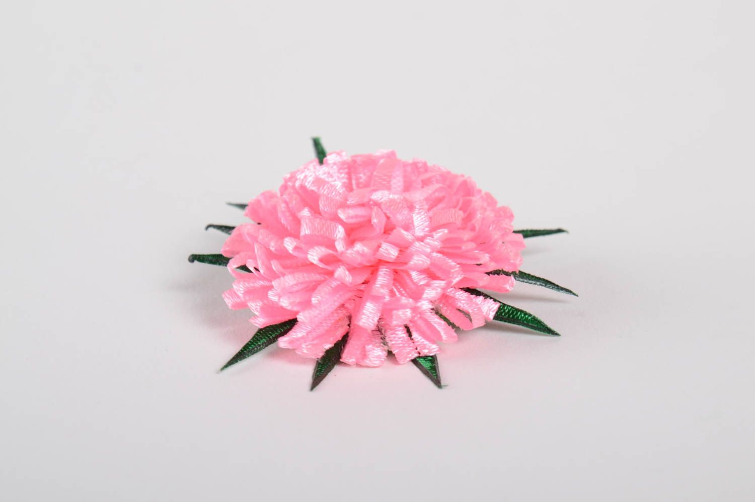 Розовая заколка для волос цветок из лент объемный аксессуар ручной работы  фото 5