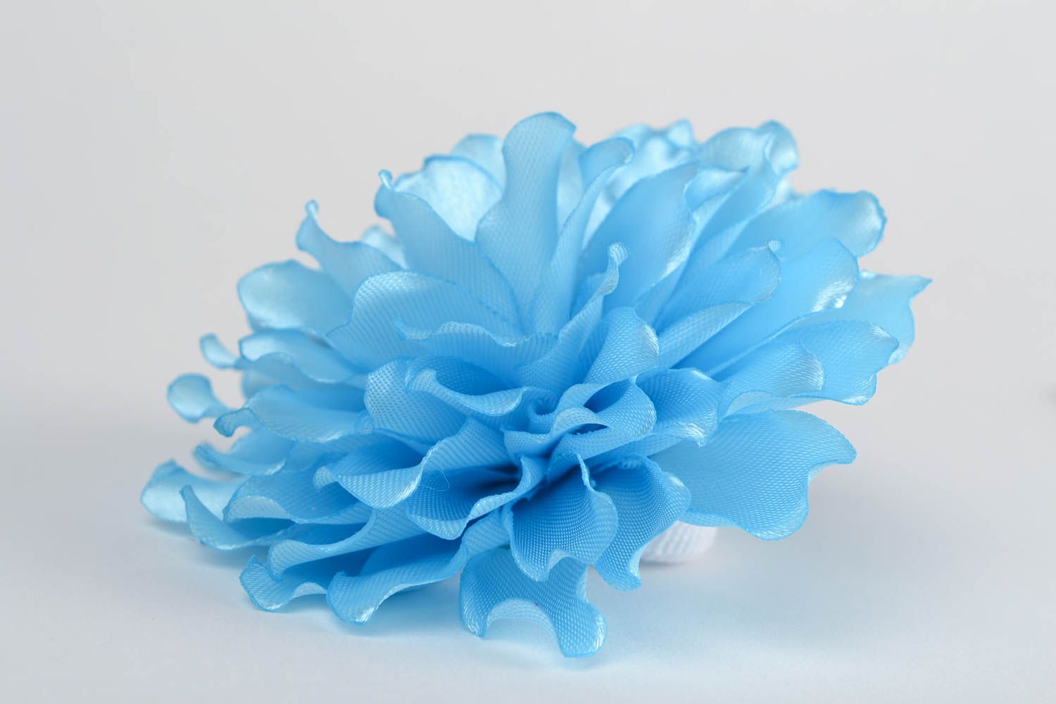 Голубая резинка для волос с цветком из атласных лент ручной работы объемная фото 3