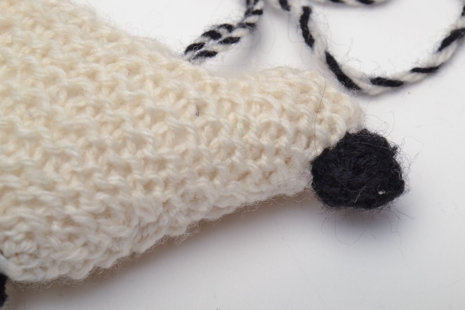 Doudou à suspendre mouton tricoté avec des aiguilles original déco fait main photo 3