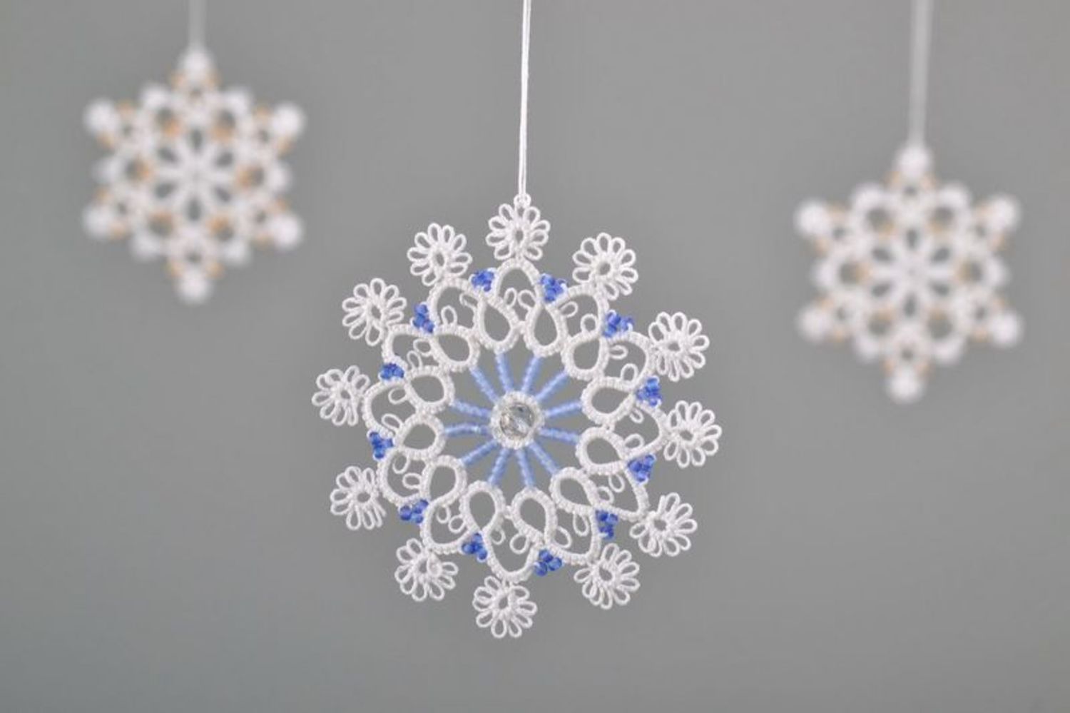 Новогодняя кружевная подвеска из хлопкам Снежинка
 фото 1