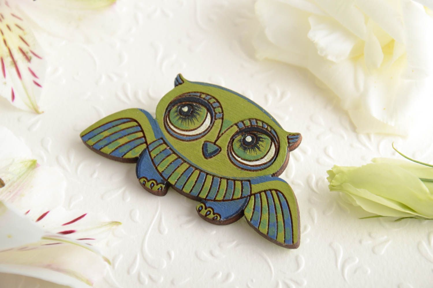 Handmade small wooden animal brooch painted with acrylics green flying owl photo 1