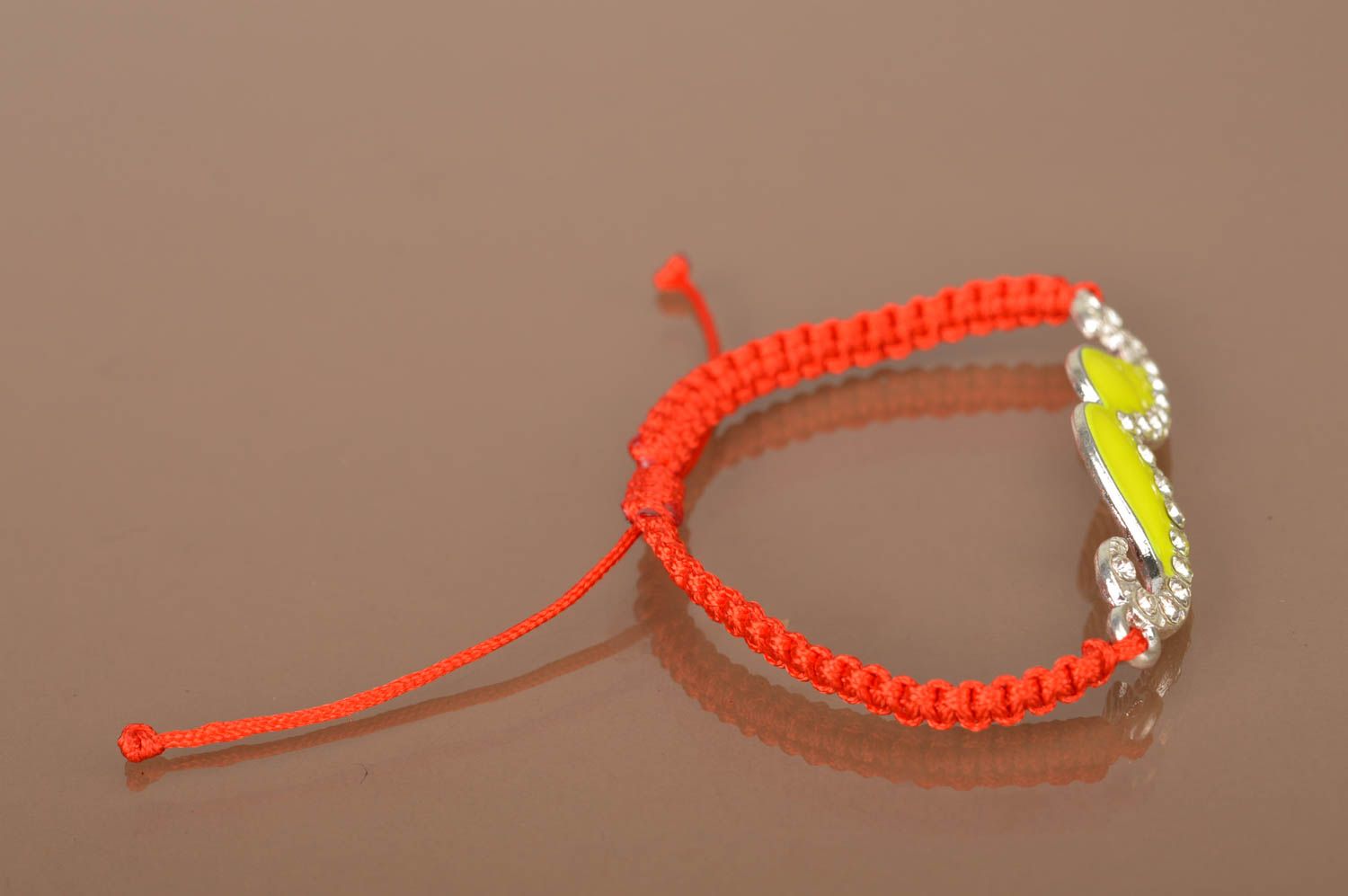 Handmade geflochtenes Armband aus Fäden mit metallischem Element Schnurrbart foto 3