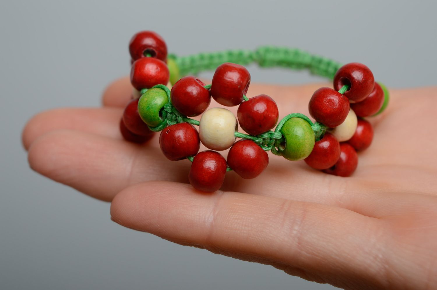 Bracelet en macramé lacet vert ciré et perles rouges en bois fait main photo 3