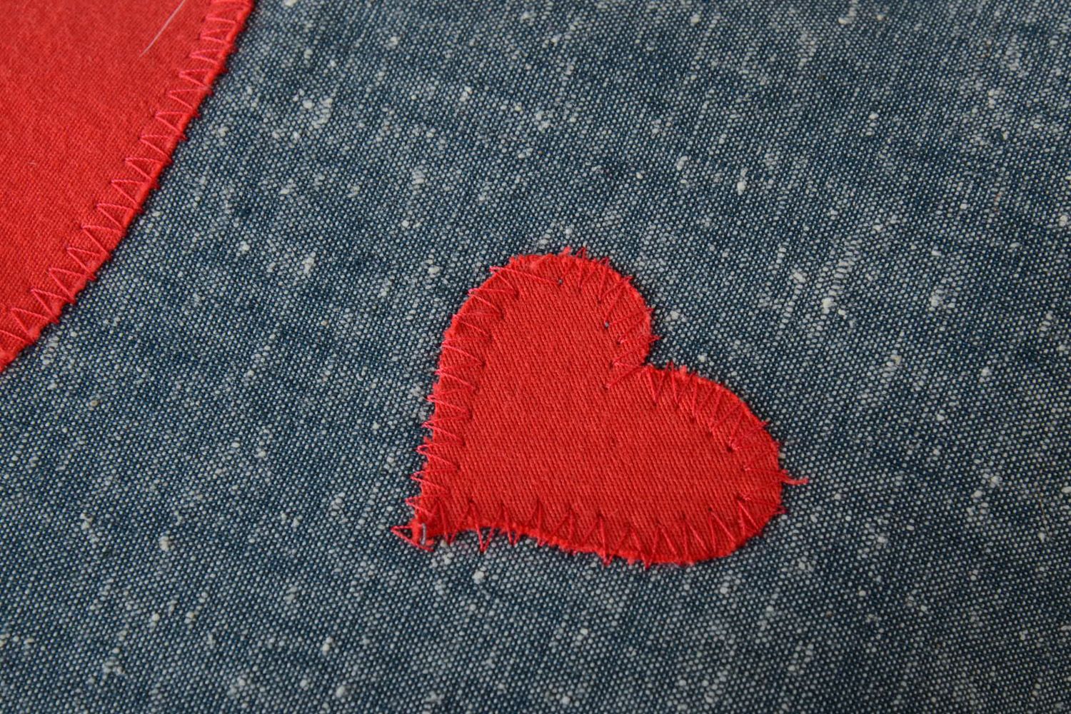 Petit coussin décoratif fait main pour fauteuil cœurs rouges design original photo 3