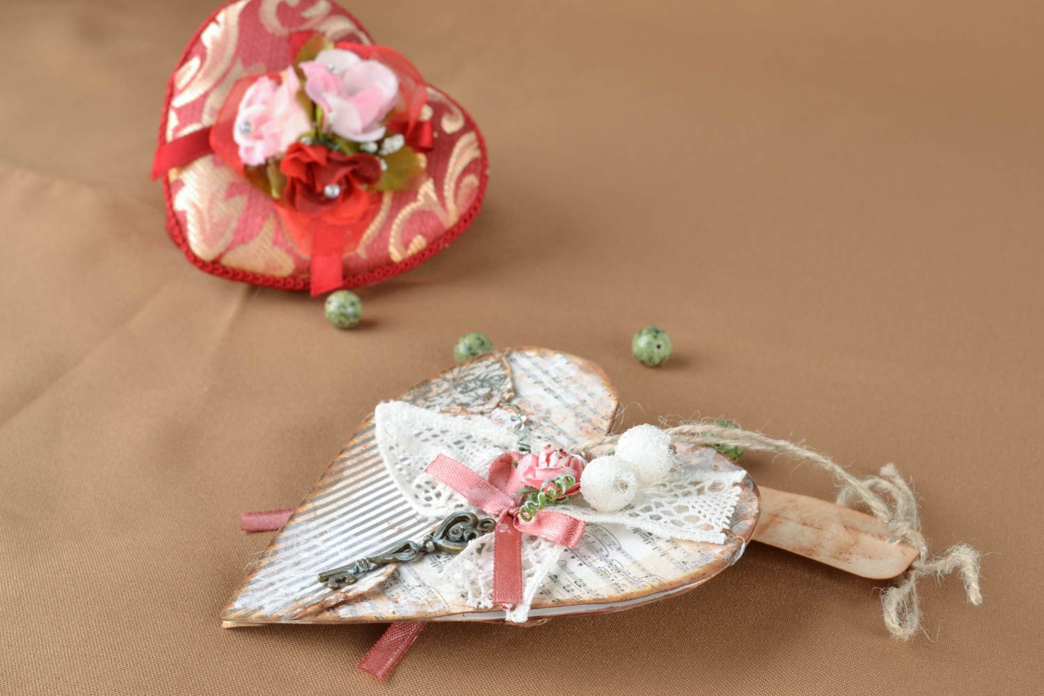 Suspension décorative pour Saint Valentin en papier fait main en forme de coeur photo 5