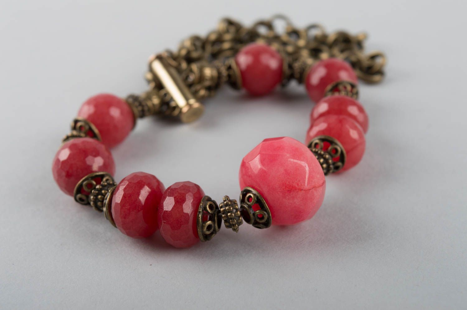 Pulsera de piedras y latón artesanal con jade estilosa extravagante rosada foto 5
