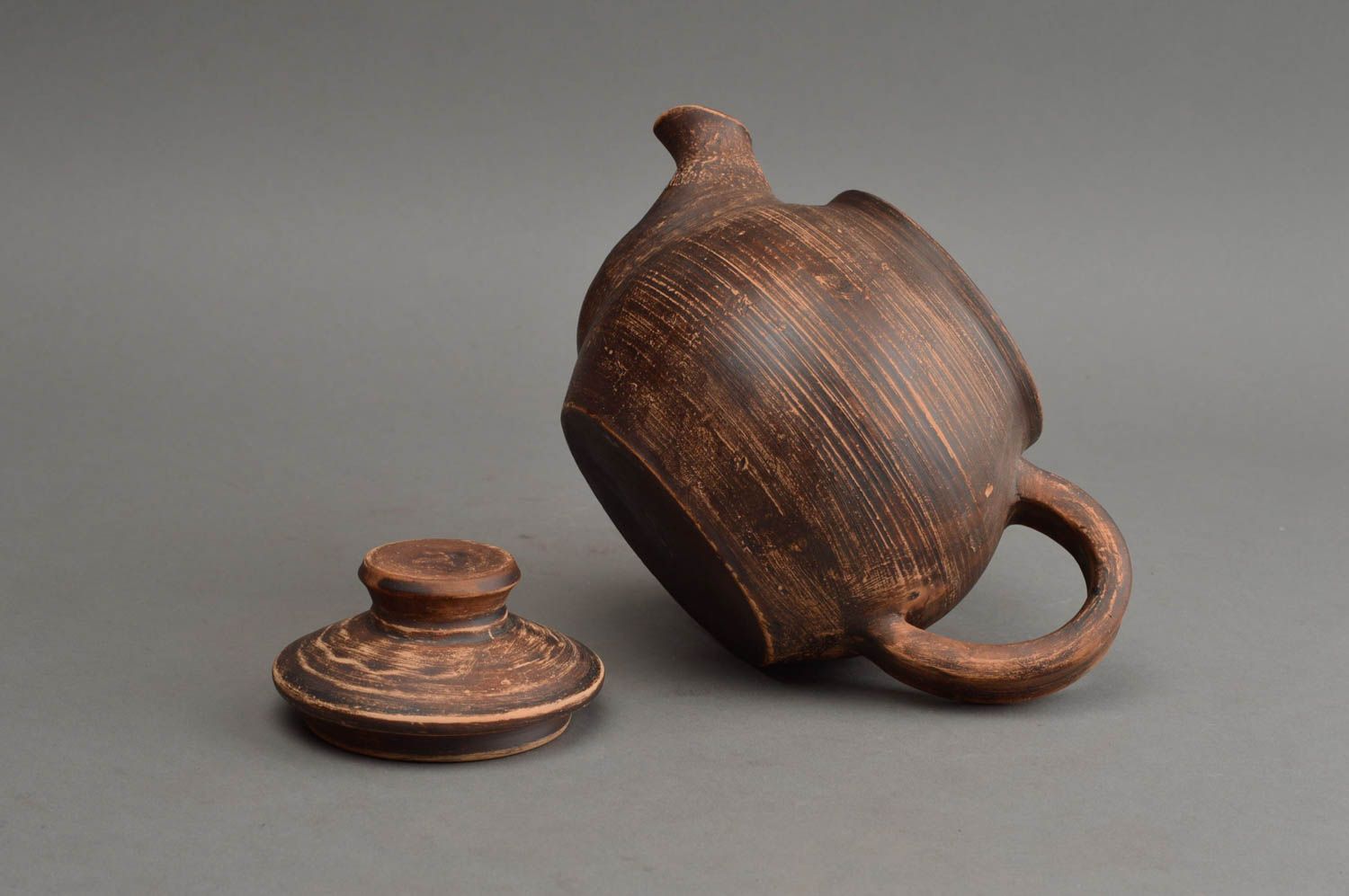 Керамический чайник ручной работы с крышкой коричневый для заваривания на 500 мл фото 4