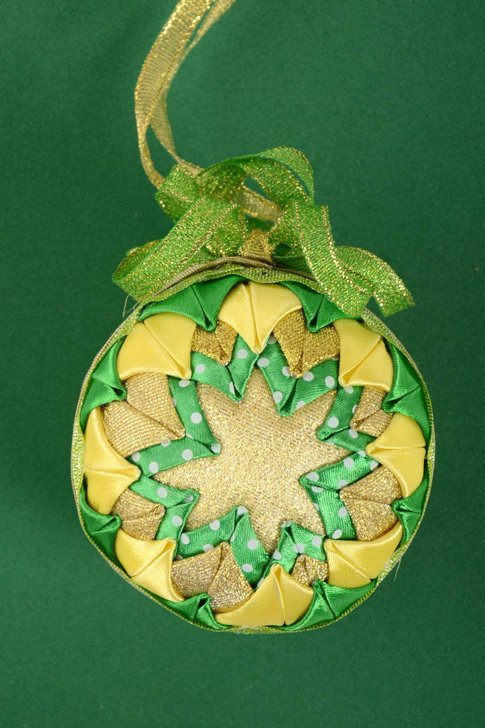 Елочная игрушка ручной работы украшение к Новому году зеленый елочный шар фото 1