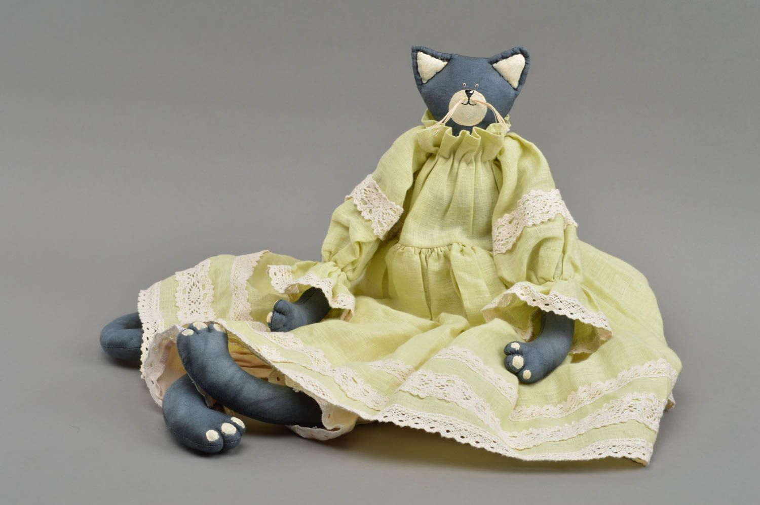 Juguete artesanal de tela peluche para niños regalo original gata con vestido foto 3