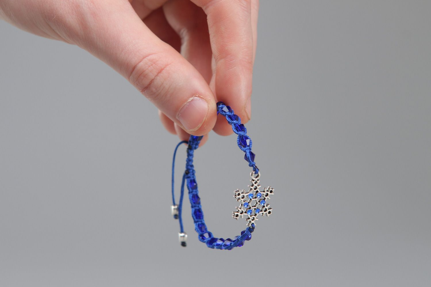 Handmade Armband aus Schnur mit Kristallperlen Schneeflöckchen aus Metall verziert  foto 3