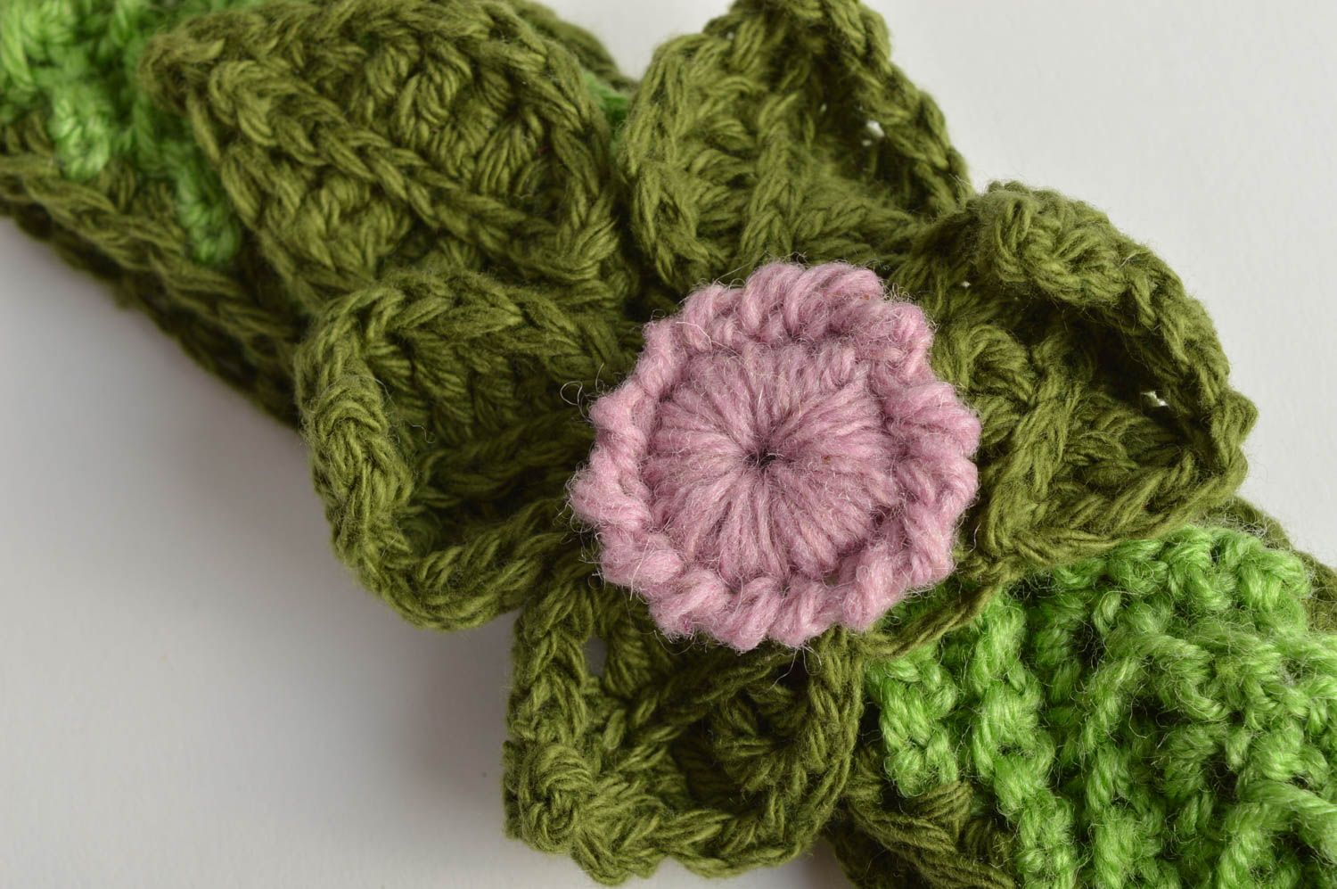 Bandeau tricoté au crochet vert avec fleur rose fait main original pour enfant photo 4