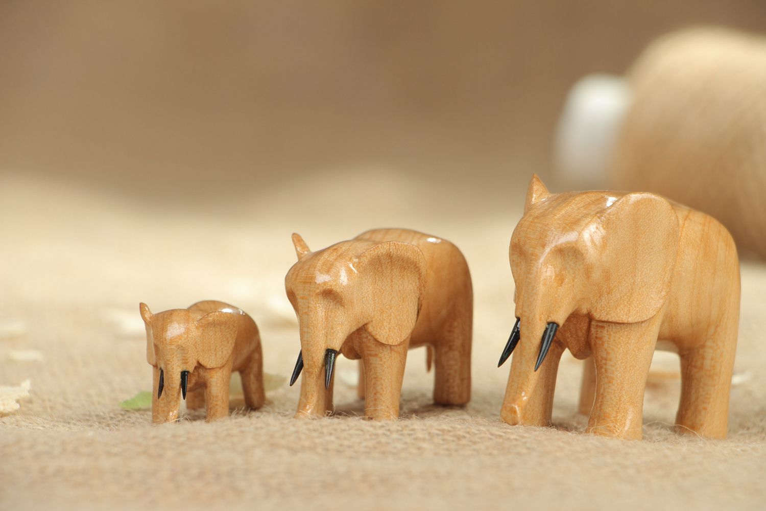 Figuras de madera Elefantes 3 piezas foto 4