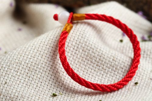 Bracelet rouge Bijou fait main tressé en fils de coton Cadeau femme original - MADEheart.com