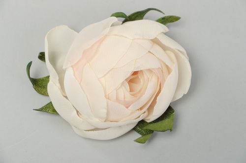 Broche en tissu de mousseline de soie et cuir naturel faite main fleur blanche - MADEheart.com