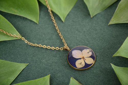 Pendentif rond fait main bleu avec fleur séchée design original de créateur - MADEheart.com