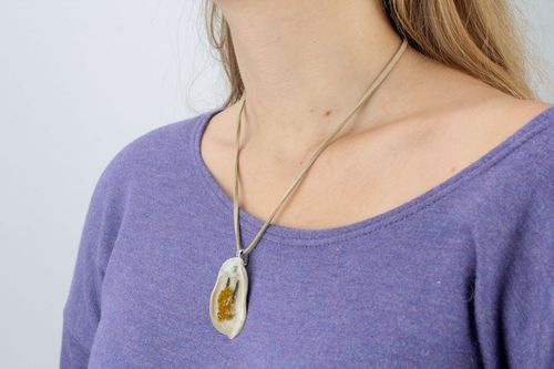 Colgante artesanal de concha - MADEheart.com