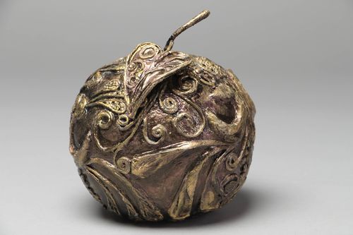 Statuette en papier mâché Pomme de bonheur - MADEheart.com