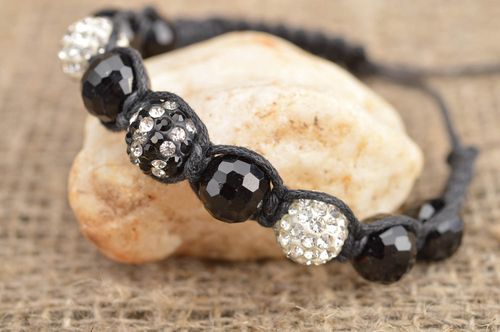 Bracelet tressé avec perles fantaisie noires et strass fait main bijou - MADEheart.com