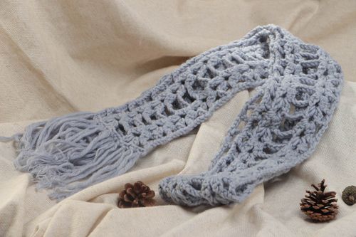 Écharpe grise en laine et acrylique au crochet longue avec franges faite main - MADEheart.com