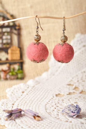 Orecchini pendenti fatti a mano bigiotteria di feltro accessori in lana - MADEheart.com